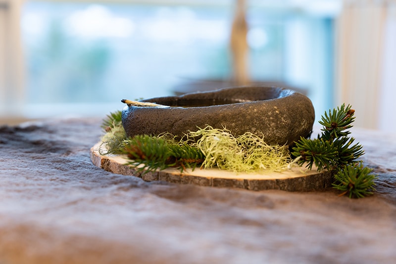 Bowl decoration with pine needles